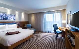 Отель Hampton by Hilton Gdansk Airport Гданьск-Рембехово Номер с кроватью размера «queen-size» - Оборудован для гостей с ограниченными физическими возможностями-4