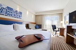 Отель Hampton by Hilton Gdansk Airport Гданьск-Рембехово Номер с кроватью "queen-size" и диван-кроватью-10